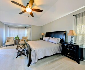 4 slaapkamers, een bureau, een strijkplank/strijkijzer, reisbedje