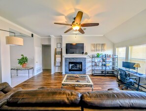 Een smart-tv, een open haard, een tafeltennistafel en boeken