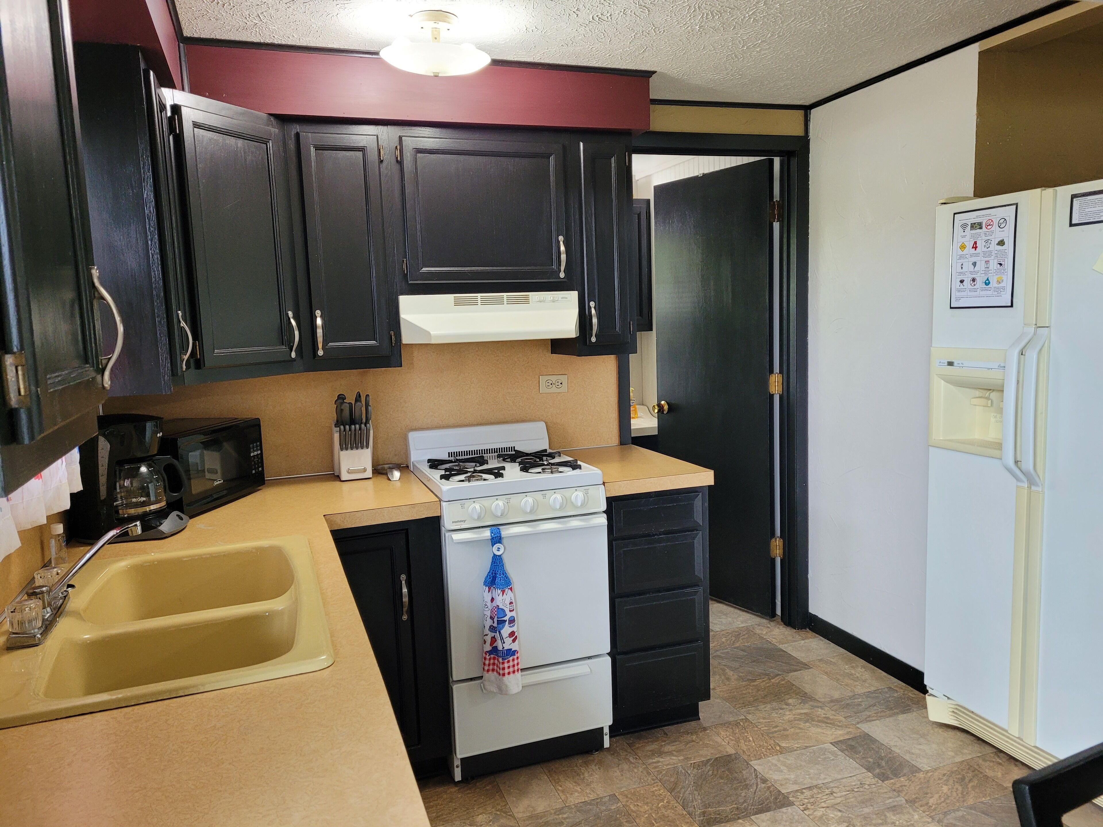 Coffee/tea maker, fridge, microwave, oven