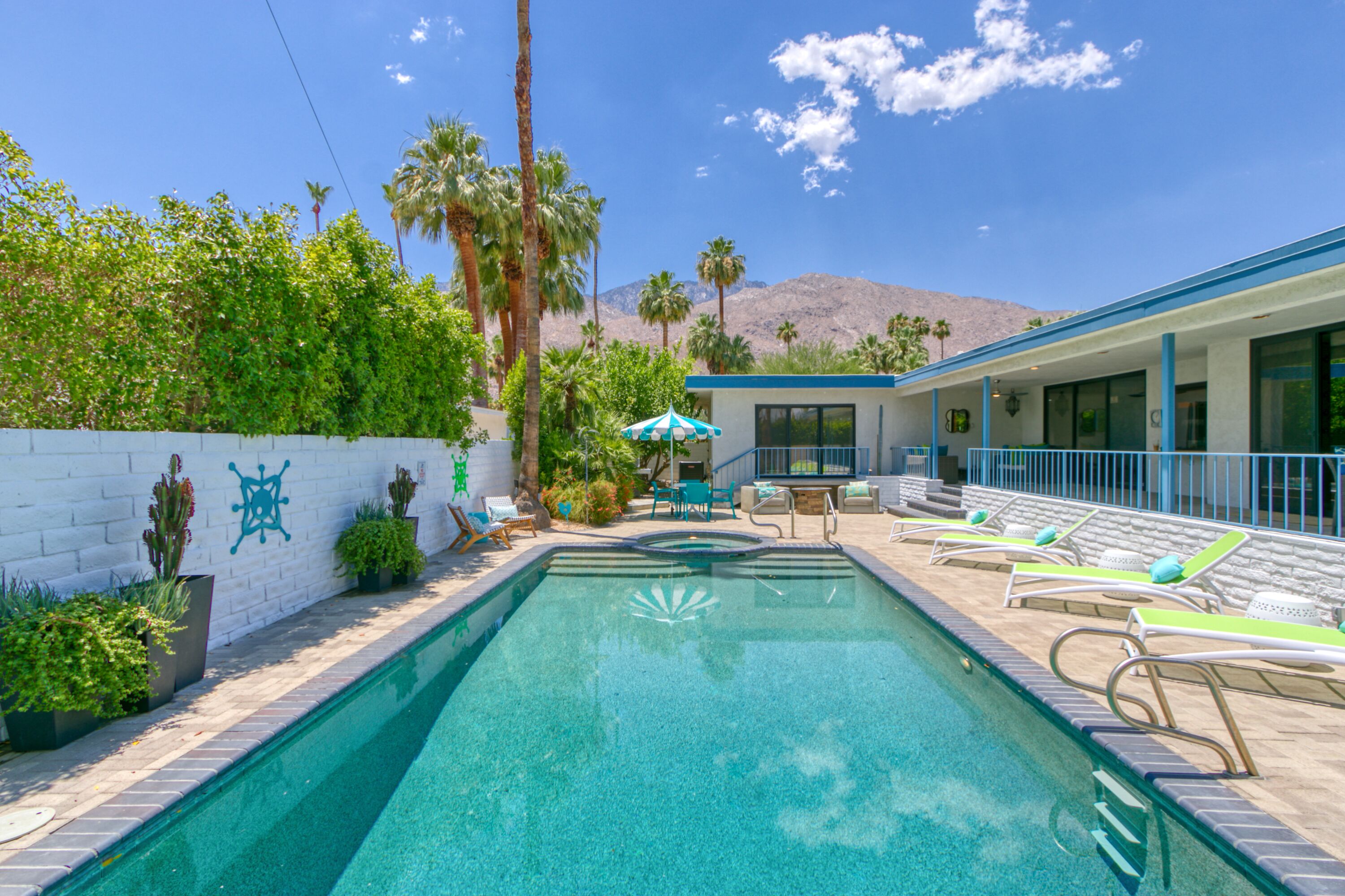 K0014 - Luxury Deepwell Stunner - Dazzling 4Bed and 5Bath Pool Home in the Heart