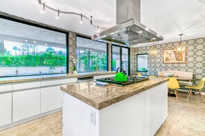 Réfrigérateur, four à micro-ondes, un four, surface de cuisson