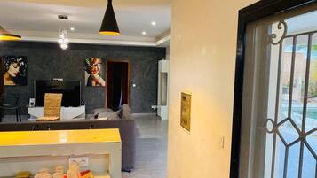 Villa, 4 habitaciones | Zona de estar | Televisión de pantalla plana de 42 pulgadas con canales por cable