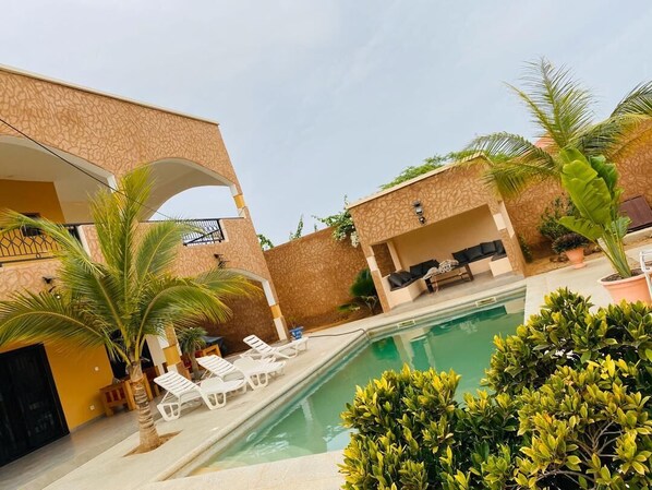 Una piscina al aire libre