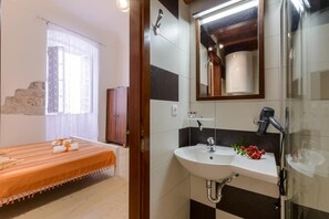 Estúdio (Studio apartment) | Banheiro | Chuveiro, secador de cabelo, toalhas de banho 
