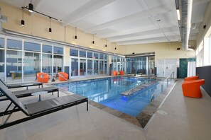 Una piscina cubierta