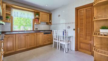 Een koelkast, een magnetron, een oven, een kookplaat