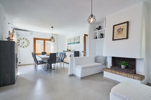 Televisie, een tafeltennistafel en een stereo