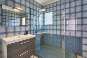 Shower, jetted tub, bidet, towels