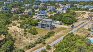 Una zona residencial costera con casas, una playa y una vista despejada del océano.