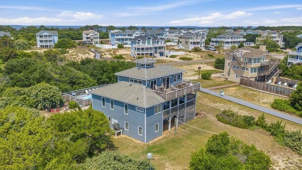 Zona residencial costera con casas que tienen balcones y vista al mar.