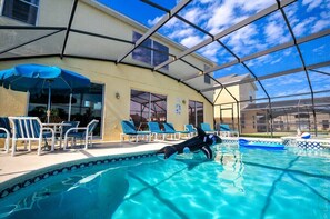 Una piscina al aire libre, una piscina climatizada