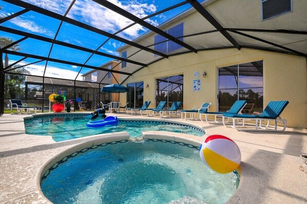 Una piscina al aire libre, una piscina climatizada