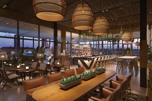 Se sirven cenas y cocina latinoamericana, con vista a la piscina