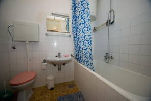 Bathtub, towels