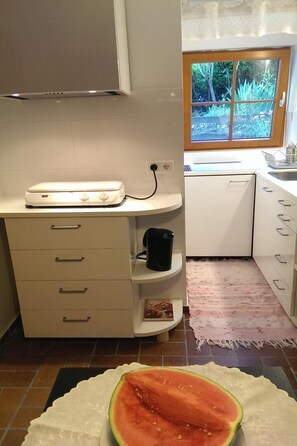 Kühlschrank, Wasserkocher mit Kaffee-/Teezubehör, Wasserkocher, Toaster