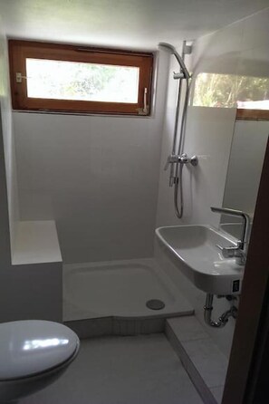 Een douche, een haardroger, handdoeken, zeep