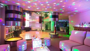 A modern lounge area with a bar, seating, and ambient lighting. - Gamma Cuernavaca Puerta Paraiso (Cuernavaca)