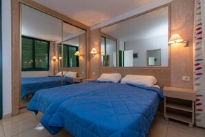 1 dormitorio, tabla de planchar con plancha, wifi y ropa de cama