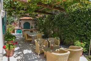 Outdoor dining - VinodolSun Villa Mediterran; luxury for 14 pers. Pool, sauna, tennis, outdoor kitchen (Bribir)