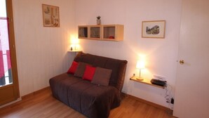 TV - Cozy Studio for 2, South Balcony, at Gondola Foot, Parking, WiFi, Pets Welcome (Bagnères-de-Luchon)
