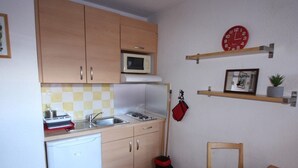 Fridge, microwave, stovetop - Cozy Studio for 2, South Balcony, at Gondola Foot, Parking, WiFi, Pets Welcome (Bagnères-de-Luchon)