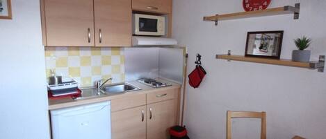 Frigorífic, microones i placa de cuina