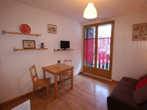 TV - Cozy Studio for 2, South Balcony, at Gondola Foot, Parking, WiFi, Pets Welcome (Bagnères-de-Luchon)