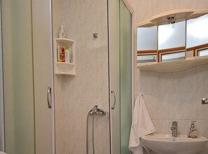 Apartment (One Bedroom Apartment 3) | Bathroom | Towels, shampoo - GH Old Town View (Dubrovnik)