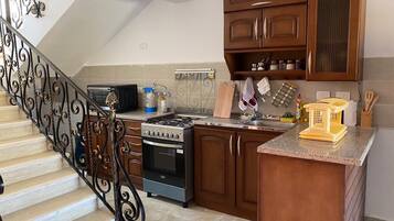 Kylskåp, ugn, spishäll och vattenkokare