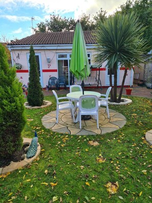Property grounds - Luxurious, Stunning Detached Bungalow in Derby (Derby)