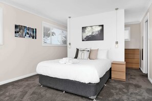 4 bedrooms, desk, WiFi, bed sheets