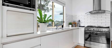 Lave-vaisselle, batterie de cuisine, vaisselle et ustensiles