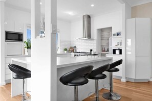 Een vaatwasser, kookgerei, borden en bestek