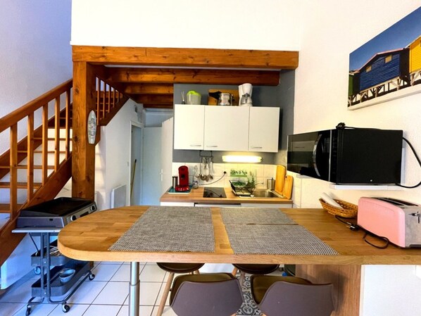 Fridge, microwave, stovetop