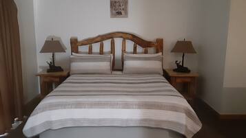 2 quartos, ferros/tábuas de passar roupa, berço de viagem