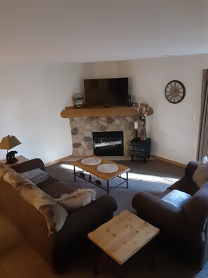 Smart TV, fireplace - Your Starved Rock Gateway Awaits! (North Utica)