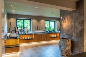 Petit déjeuner buffet (25 EUR par personne)