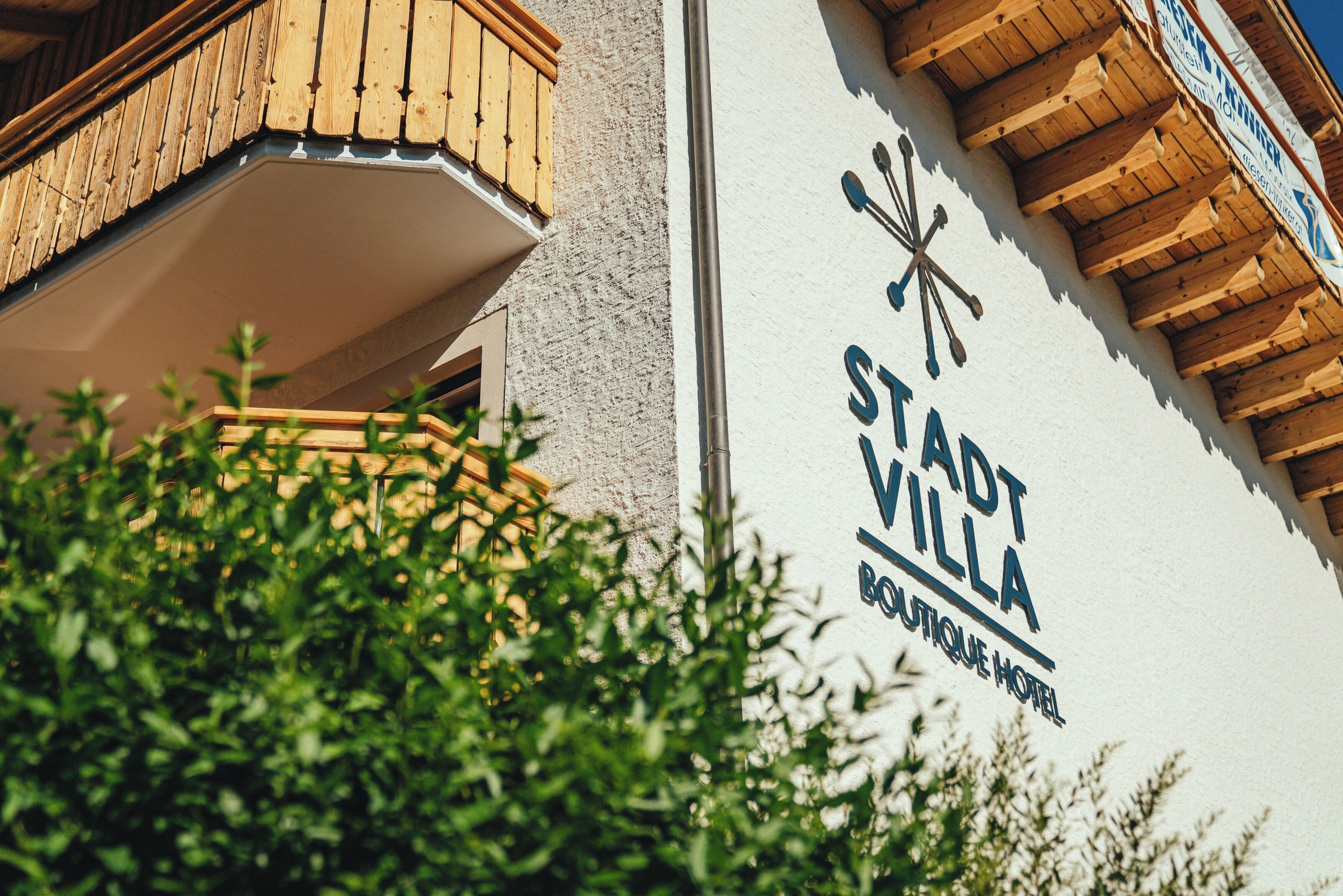A hotel sign with the name 'Stadt Villa Boutique Hotel' and a logo of crossed keys.