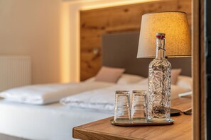 Couette en duvet d'oie, coffres-forts dans les chambres, bureau