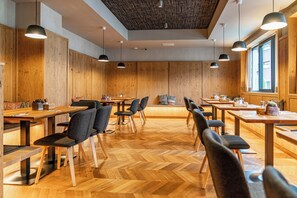 Petit déjeuner buffet servi tous les jours en supplément