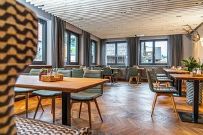 Petit déjeuner buffet (25 EUR par personne)