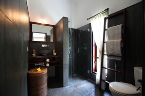Badewanne, Haartrockner, Handtücher, Seife