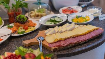 Sarapan prasmanan setiap hari (EUR 25 per orang)