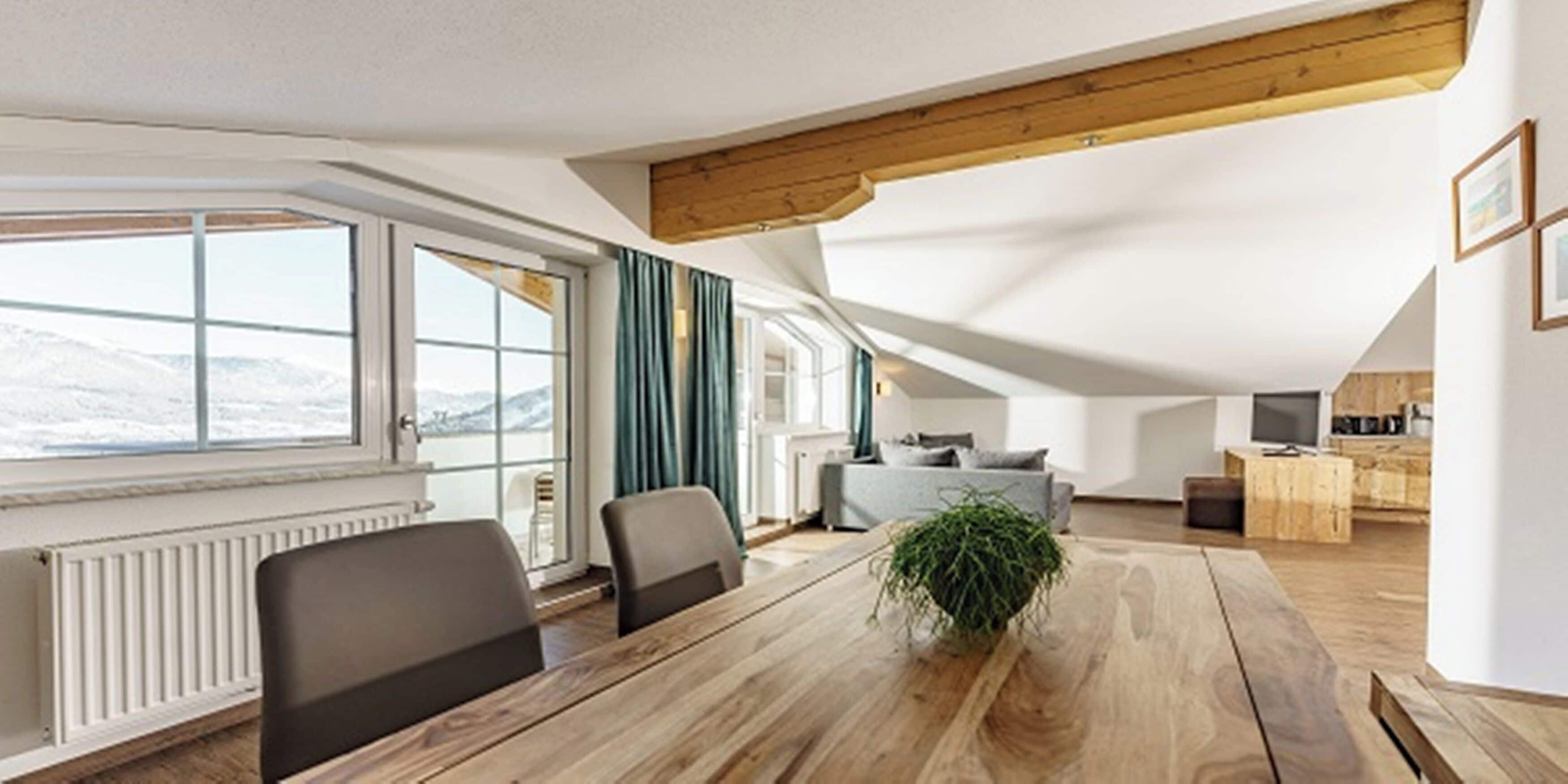 Deluxe Apartment mit Balkon & Bergblick | Allergikerbettwaren, Daunenbettdecken, Zimmersafe, Schreibtisch