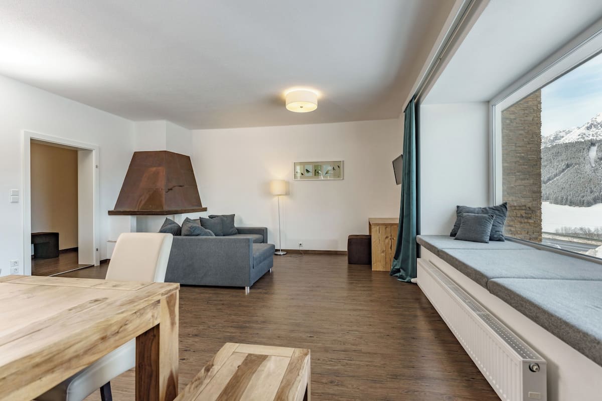 Panoramic Apartment | Hypoallergeen beddengoed, donzen dekbedden, een kluis op de kamer