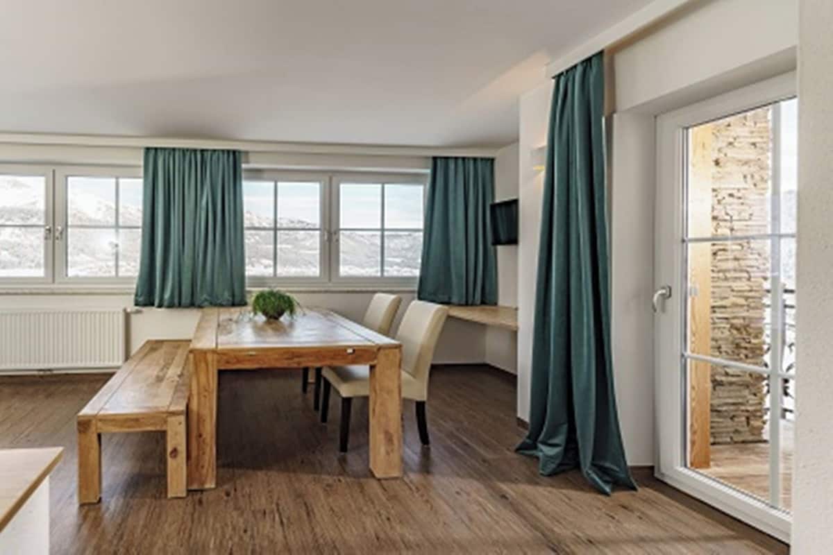 Appartement, 2 slaapkamers, uitzicht op bergen | Dineren in de kamer