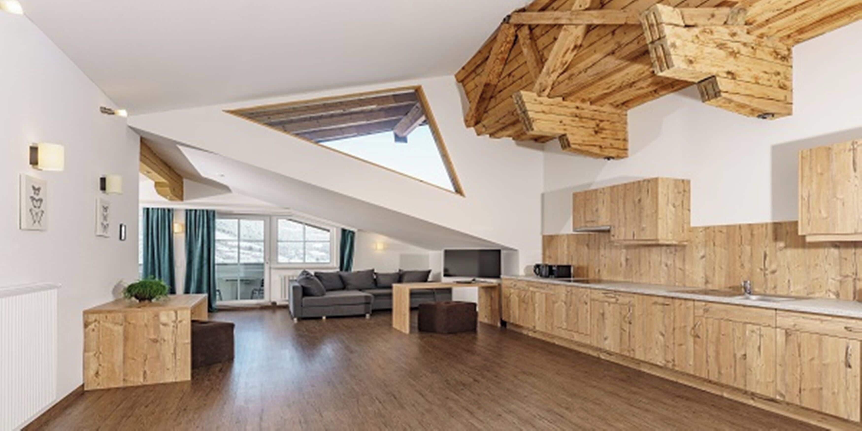 Hypo-allergenic bedding, down duvets, in-room safe, desk