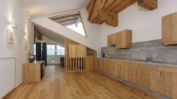 Leilighet, 3 soverom, balkong, fjellutsikt | Allergitestet sengetøy, dundyner, safe på rommet og skrivebord