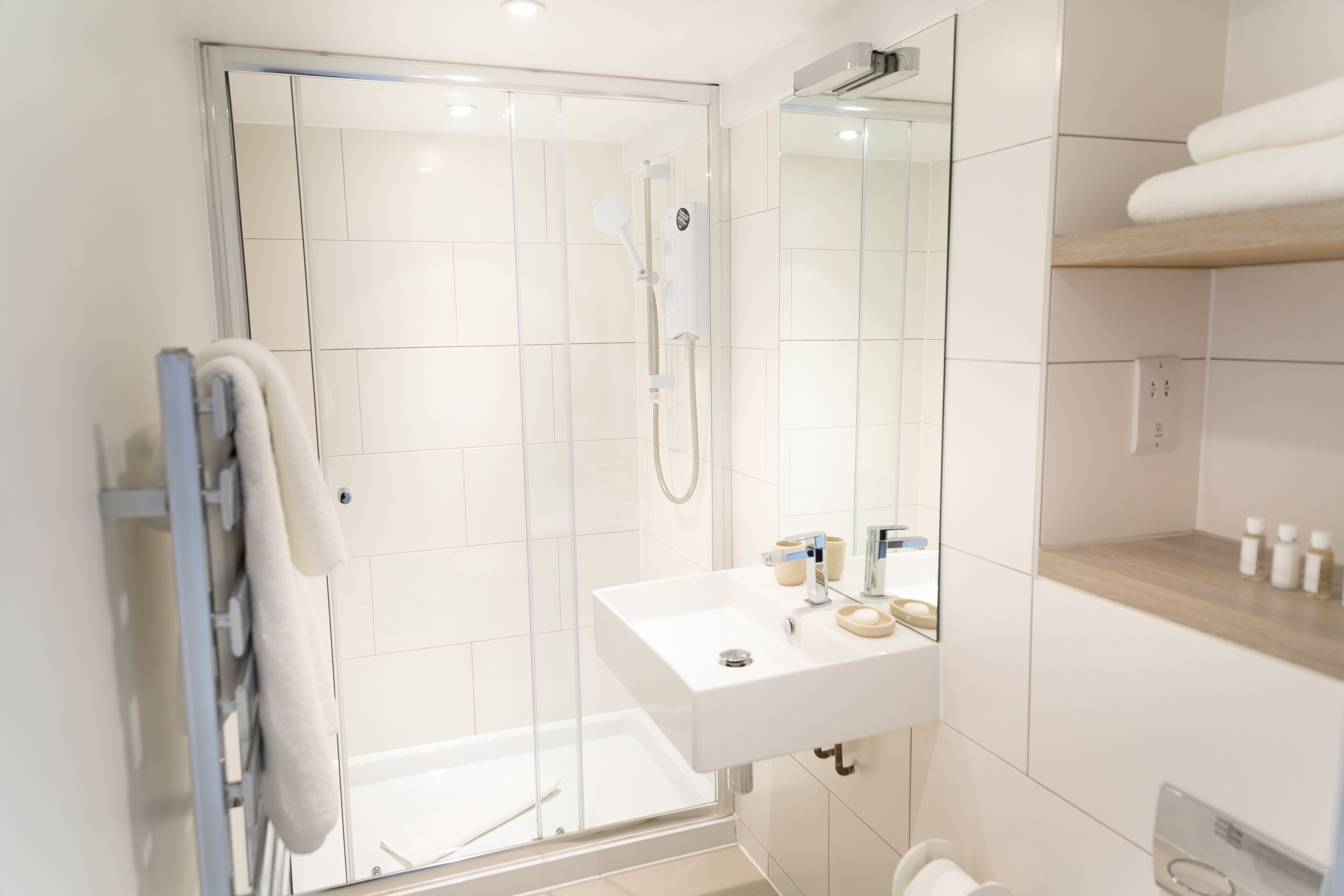 Studio | Bathroom | Shower, hair dryer, slippers, towels