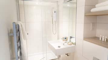 Studio | Bathroom | Shower, hair dryer, slippers, towels